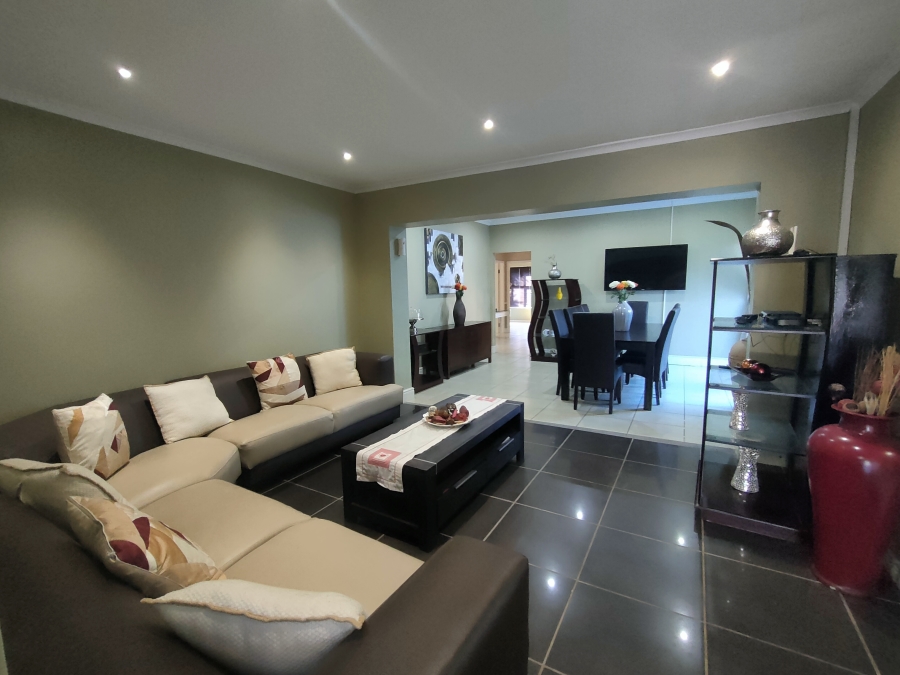 8 Bedroom Property for Sale in Wavecrest Eastern Cape